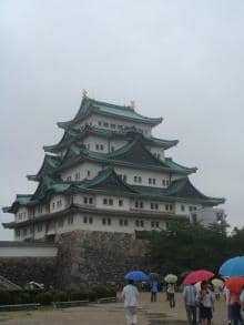 雨の名古屋城。